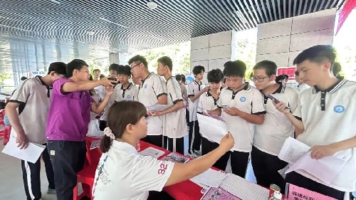 “标新集团新生入学”